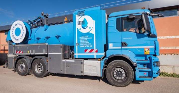 Véhicule de transport de déchets spéciaux Les Andelys